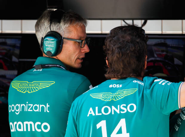 Aston-Martin-Teamchef Mike Krack im Gespräch mit Fernando Alonso