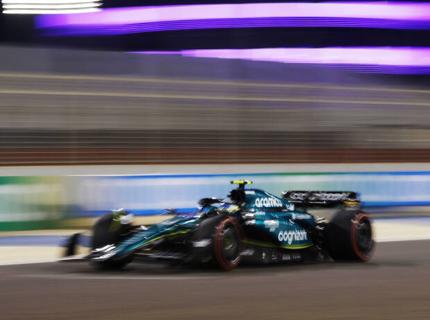 Fernando Alonso (Aston MArtin AMR23) beim Training zum Formel-1-Rennen in Bahrain 2023