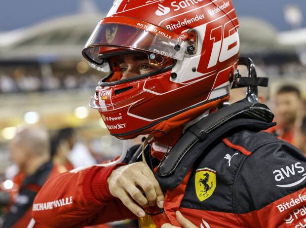 Charles Leclerc mit Helm und Rennoverall beim Grand Prix von Bahrain 2023 Charles Leclerc mit Helm und Rennoverall beim Grand Prix von Bahrain 2023