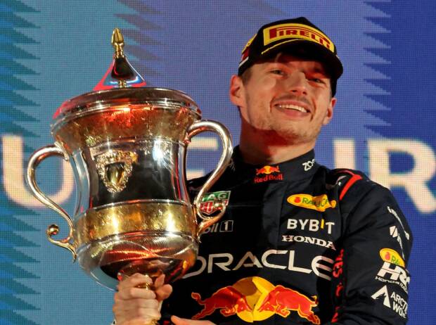 Max Verstappen mit dem Siegerpokal des Formel-1-Rennens in Bahrain 2023 Max Verstappen mit dem Siegerpokal des Formel-1-Rennens in Bahrain 2023
