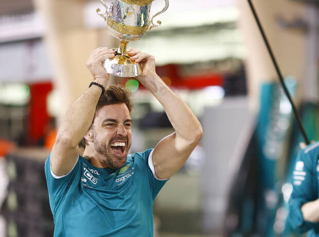 Fernando Alonso (Aston Martin) jubelt über Platz drei beim Formel-1-Rennen in Bahrain 2023