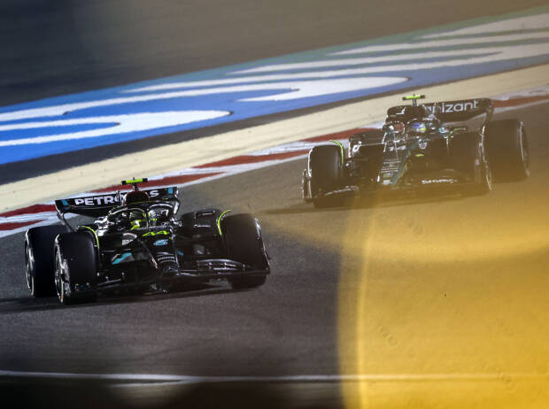 Lewis Hamilton (Mercedes W14) vor Fernando Alonso (Aston Martin AMR23) beim Formel-1-Rennen in Bahrain 2023 Lewis Hamilton (Mercedes W14) vor Fernando Alonso (Aston Martin AMR23) beim Formel-1-Rennen in Bahrain 2023