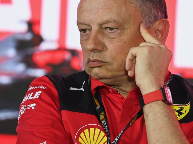 In nachdenklicher Pose: Ferrari-Teamchef Frederic Vasseur beim Grand Prix von Bahrain 2023 In nachdenklicher Pose: Ferrari-Teamchef Frederic Vasseur beim Grand Prix von Bahrain 2023