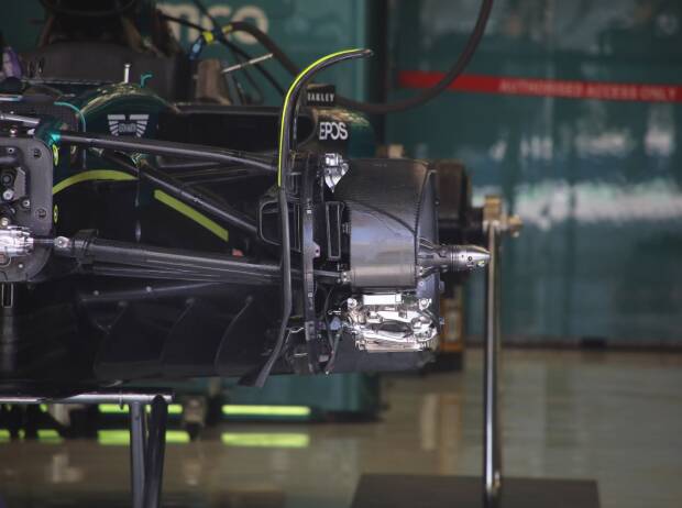 Bremse Aston Martin AMR23: Bremssattel auf 6 Uhr, die untere Hälfte der Abdeckung fehlt Bremse Aston Martin AMR23: Bremssattel auf 6 Uhr, die untere Hälfte der Abdeckung fehlt