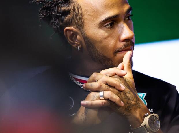 Lewis Hamilton nachdenklich in der FIA-Pressekonferenz beim Formel-1-Rennen in Saudi-Arabien 2023 Lewis Hamilton nachdenklich in der FIA-Pressekonferenz beim Formel-1-Rennen in Saudi-Arabien 2023