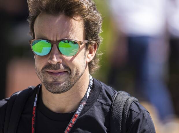 Fernando Alonso mit Sonnenbrille beim Saudi-Arabien-Grand-Prix 2023 in Dschidda