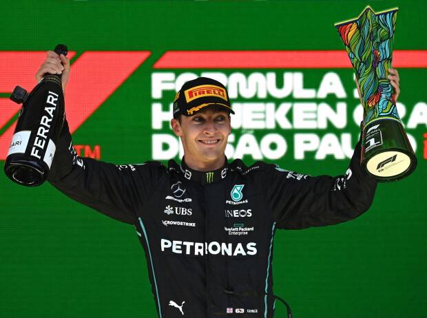 George Russell mit dem Siegerpokal beim Formel-1-Rennen in Brasilien 2022 George Russell mit dem Siegerpokal beim Formel-1-Rennen in Brasilien 2022