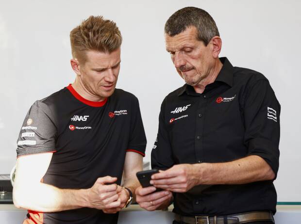 Haas-Teamchef Günther Steiner zeigt Nico Hülkenberg etwas auf seinem Handy