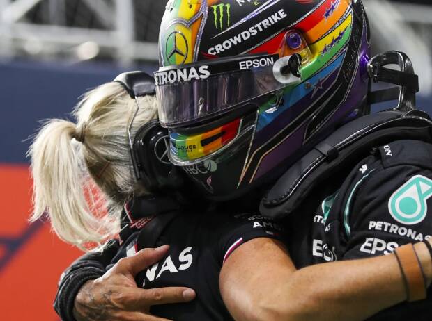 Physiotherapeutin Angela Cullen umarmt Lewis Hamilton Physiotherapeutin Angela Cullen umarmt Lewis Hamilton