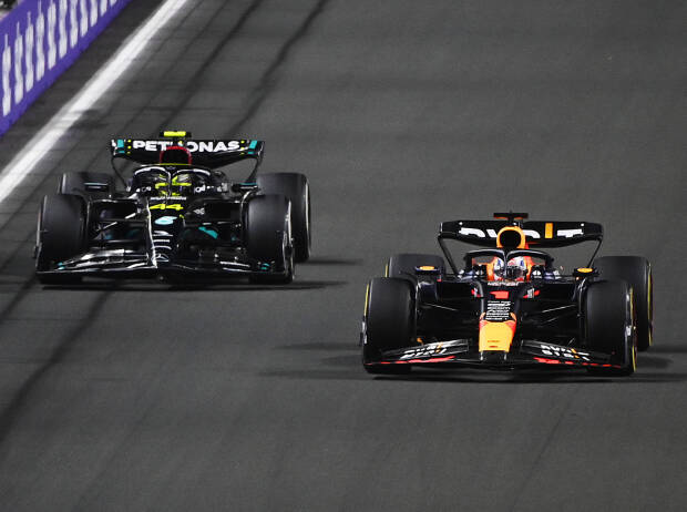 Lewis Hamilton (Mercedes W14) und Max Verstappen (Red Bull RB19) beim Formel-1-Rennen in Saudi-Arabien 2023