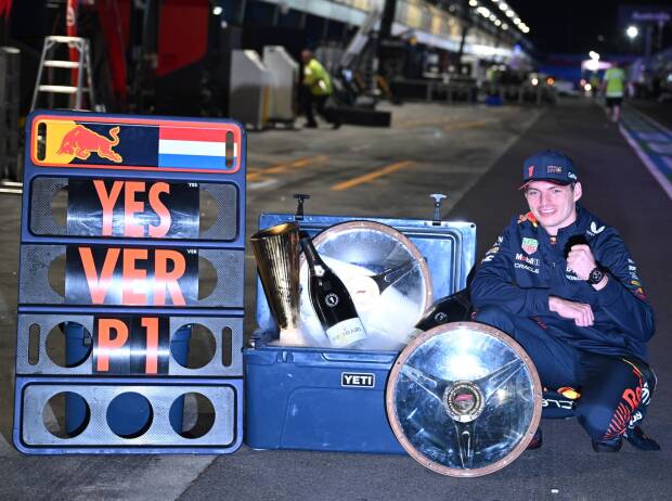 Max Verstappen bejubelt seinen Sieg beim Formel-1-Rennen in Australien 2023