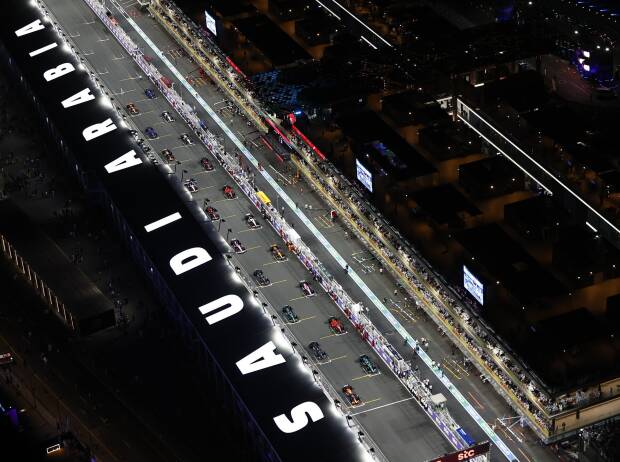 Start zum Grand Prix von Saudi-Arabien 2023 in Dschidda aus der Vogelperspektive Start zum Grand Prix von Saudi-Arabien 2023 in Dschidda aus der Vogelperspektive