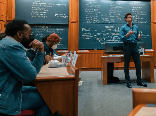 Foto zur News: Toto Wolff wird Gastdozent in Harvard: Endlich ist Mutti stolz!