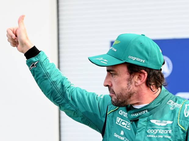 Fernando Alonso zeigt mit dem Daumen nach oben in der Formel-1-Saison 2023 Fernando Alonso zeigt mit dem Daumen nach oben in der Formel-1-Saison 2023