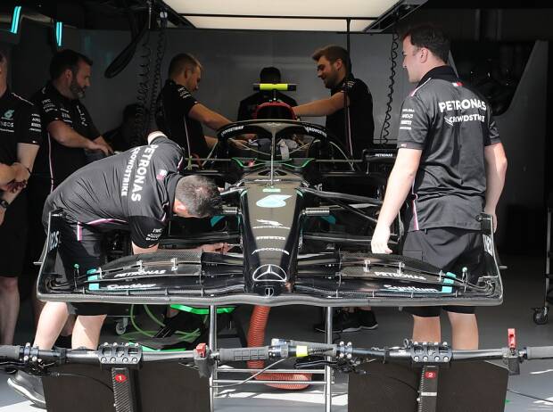 Mercedes W14 in der Box in Monaco mit Mercedes-Mechanikern