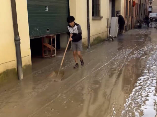 Yuki Tsunoda (AlphaTauri) hilft bei Aufräumarbeiten nach den Fluten in Italien 2023
