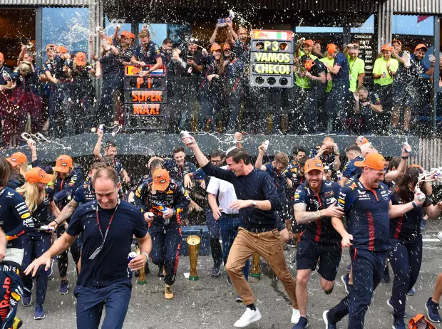 Foto zur News: Wer letzte Nacht am besten geschlafen hat: Max Verstappen