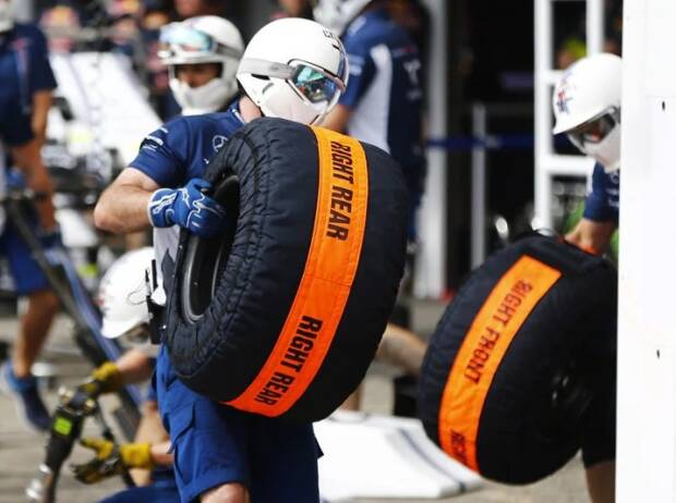 Ein Williams-Mechaniker trägt ein Rad mit Reifenheizdecke