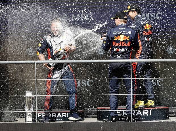 Max Verstappen, Sergio Perez und Greg Reeson feiern den Red-Bull-Doppelsieg in Spa 2023
