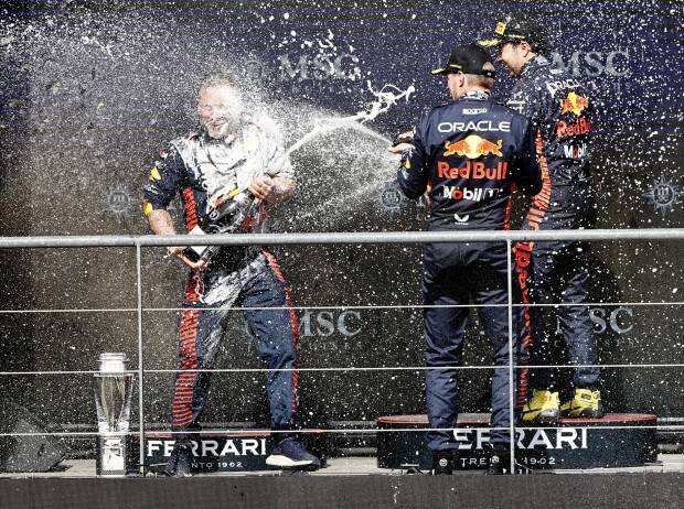 Max Verstappen, Sergio Perez und Greg Reeson feiern den Red-Bull-Doppelsieg in Spa 2023 Max Verstappen, Sergio Perez und Greg Reeson feiern den Red-Bull-Doppelsieg in Spa 2023
