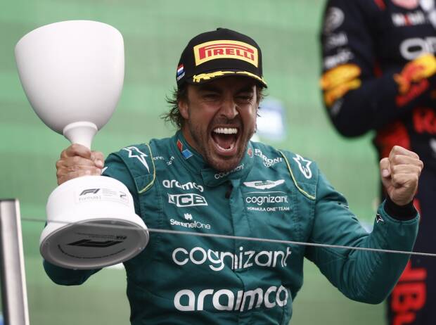 Fernando Alonso bejubelt P2 beim Formel-1-Rennen in Zandvoort 2023 auf dem Podium Fernando Alonso bejubelt P2 beim Formel-1-Rennen in Zandvoort 2023 auf dem Podium