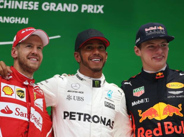 Sebastian Vettel, Lewis Hamilton und Max Verstappen auf dem Formel-1-Podium Sebastian Vettel, Lewis Hamilton und Max Verstappen auf dem Formel-1-Podium
