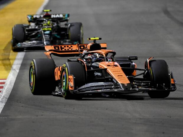 Lando Norris im McLaren mit einem Mercedes im Rückspiegel in Singapur Lando Norris im McLaren mit einem Mercedes im Rückspiegel in Singapur