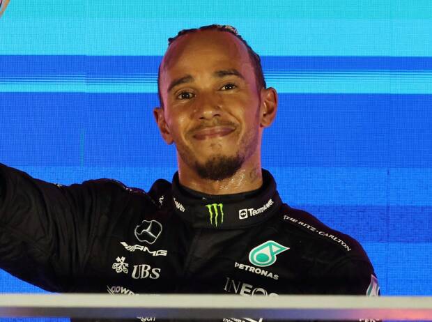 Lewis Hamilton auf dem Formel-1-Podium in Singapur 2023