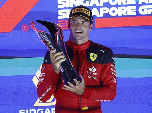 Carlos Sainz mit dem Siegerpokal nach dem Formel-1-Rennen in Singapur 2023 Carlos Sainz mit dem Siegerpokal nach dem Formel-1-Rennen in Singapur 2023