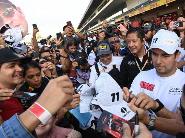 Sergio Perez mit Fans beim Formel-1-Rennen 2023 in Mexiko