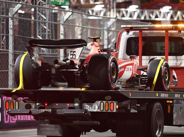 Der Ferrari SF-23 von Carlos Sainz auf einem Abschleppfahrzeug in Las Vegas 2023 Der Ferrari SF-23 von Carlos Sainz auf einem Abschleppfahrzeug in Las Vegas 2023