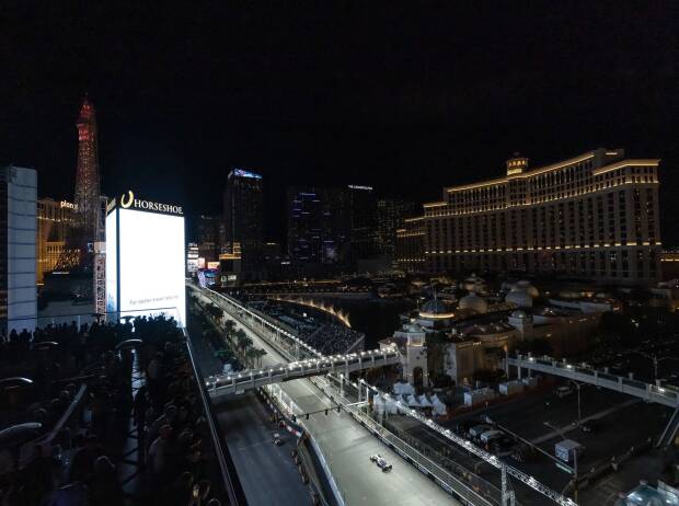 Ein Formel-1-Auto vor der nächtlichen Kulisse der Spielerstadt Las Vegas 2023 Ein Formel-1-Auto vor der nächtlichen Kulisse der Spielerstadt Las Vegas 2023