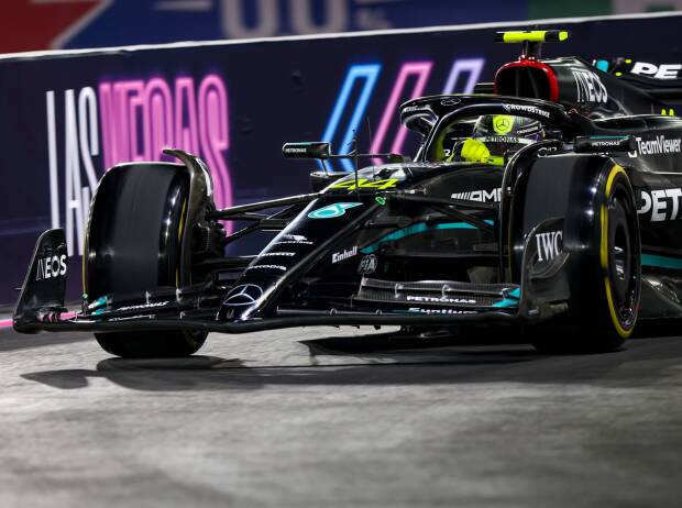 Lewis Hamilton im Mercedes W14 beim Formel-1-Rennen in Las Vegas 2023 Lewis Hamilton im Mercedes W14 beim Formel-1-Rennen in Las Vegas 2023