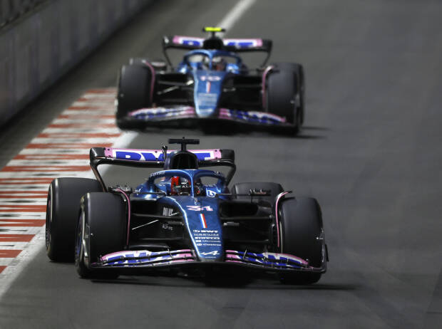 Esteban Ocon vor Pierre Gasly (Alpine A523) beim Formel-1-Rennen in Las Vegas 2023