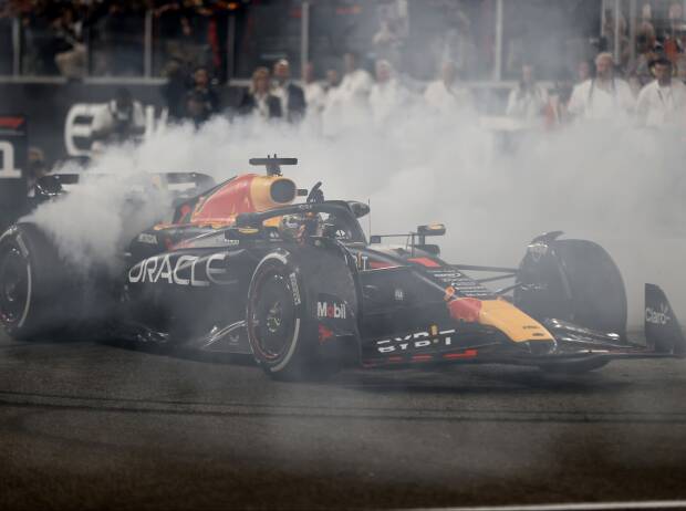 Max Verstappen macht Donuts nach dem Formel-1-Finale 2023 in Abu Dhabi