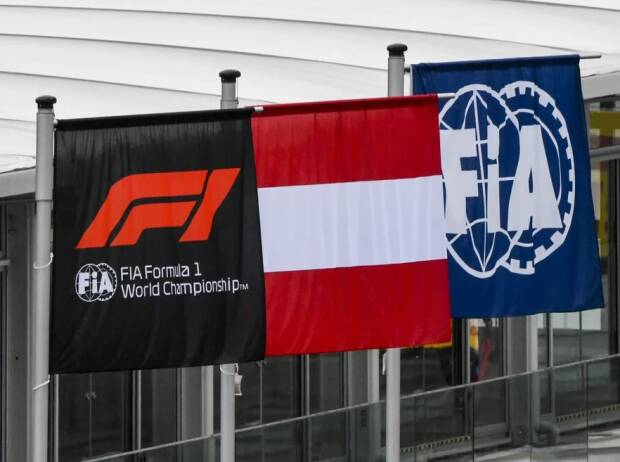 Die österreichische Nationalflagge zwischen Fahnen von Formel 1 und FIA