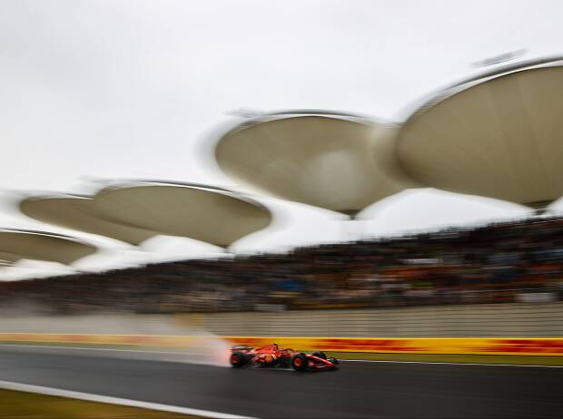 Foto zur News: Regen bremst Ferrari aus: Leclerc crasht mit kalten Reifen
