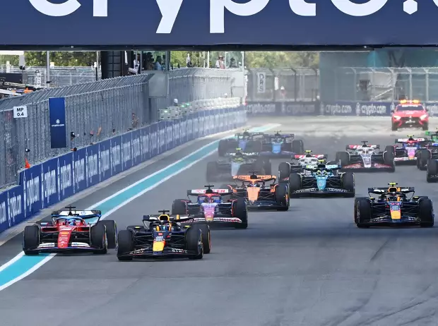 Foto zur News: Zwei Ferraris wittern Chance gegen einen Red Bull: Alle Augen auf den Start