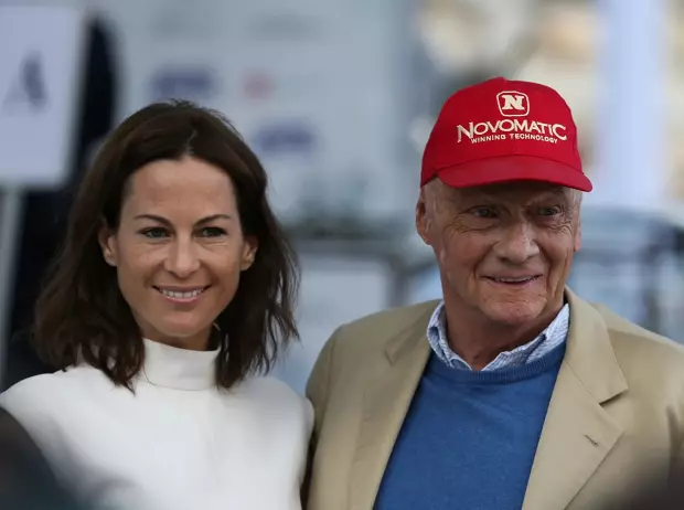 Foto zur News: Zum 5. Todestag: Lauda-Witwe spricht über Hamiltons Ferrari-Wechsel