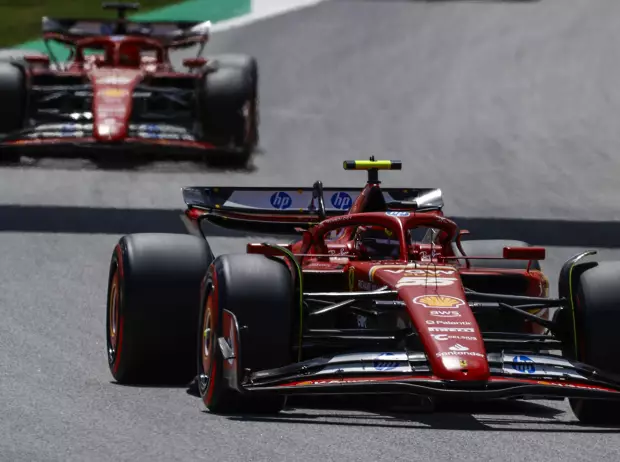 Foto zur News: Ferrari-Duell in Barcelona: Leclerc ärgert sich über Sainz, der sich im Recht sieht