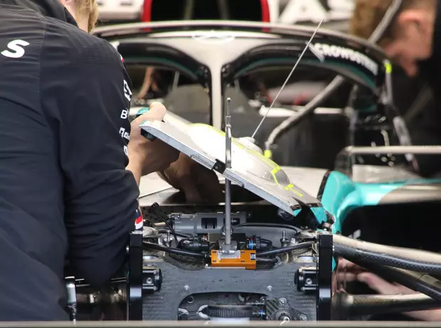 Foto zur News: Mercedes mit Ausbuchtung an der Nase: Kühlung oder Federung verbessert?