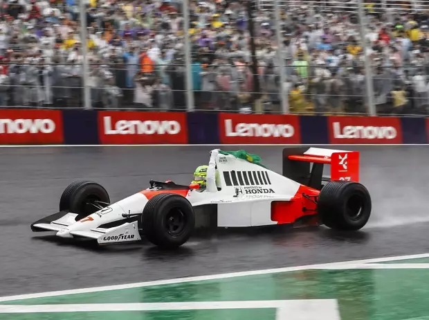 Foto zur News: Lewis Hamilton flachst mit Journalist: "Gebe dir eine Million Dollar!"