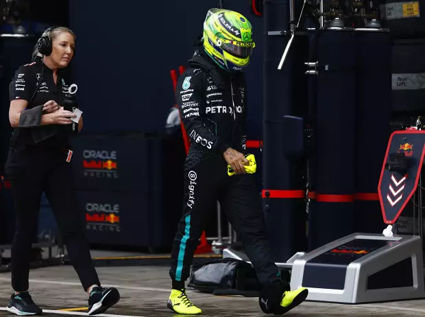 Foto zur News: Lewis Hamilton flachst mit Journalist: "Gebe dir eine Million Dollar!"