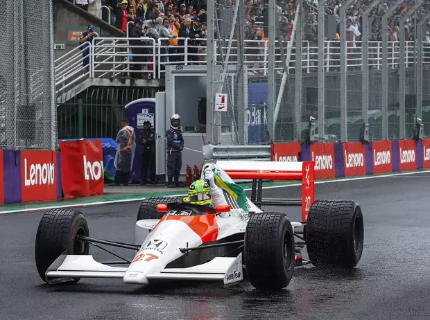 Foto zur News: Hamiltons emotionale Fahrt im Senna-McLaren: "Brauchen wieder H-Schaltung"