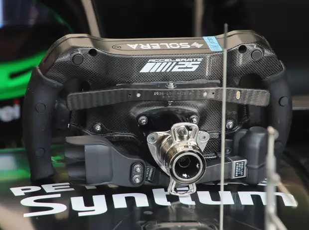 Foto zur News: Hamilton nimmt Änderungen vor: Lenkrad fast wie bei Mercedes