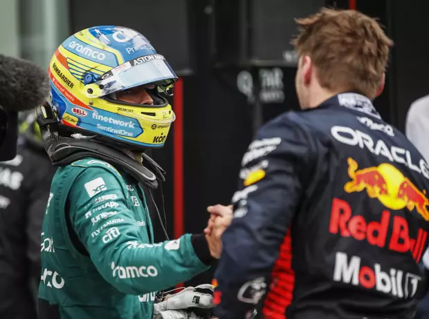 Foto zur News: Schickt ausgerechnet Verstappen Kumpel Alonso bei Aston Martin in Rente?
