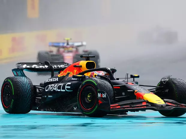 Foto zur News: Kollision beim Boxenstopp! Verstappen: "Bin froh, dass niemand verletzt wurde"