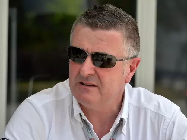 Foto zur News: Schlimmer Crash im Camel-Lotus: Brad Pitt ist Martin Donnelly im "F1"-Film