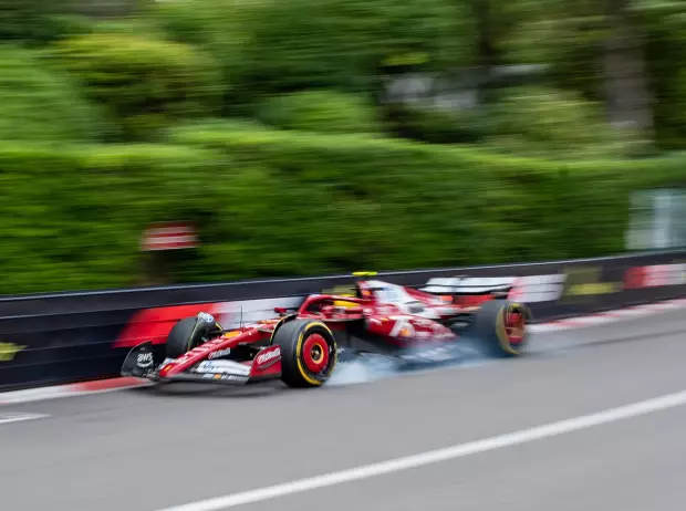 Foto zur News: Hamilton: Der Ferrari schluckt die Randsteine besser als der Mercedes