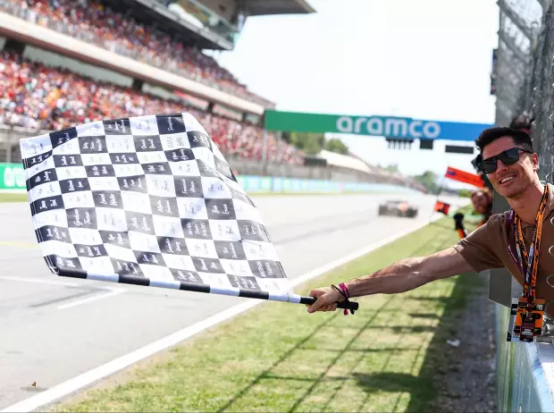 Foto zur News: Erklärt: Warum in der Formel 1 zwei (!) Zielflaggen geschwenkt werden